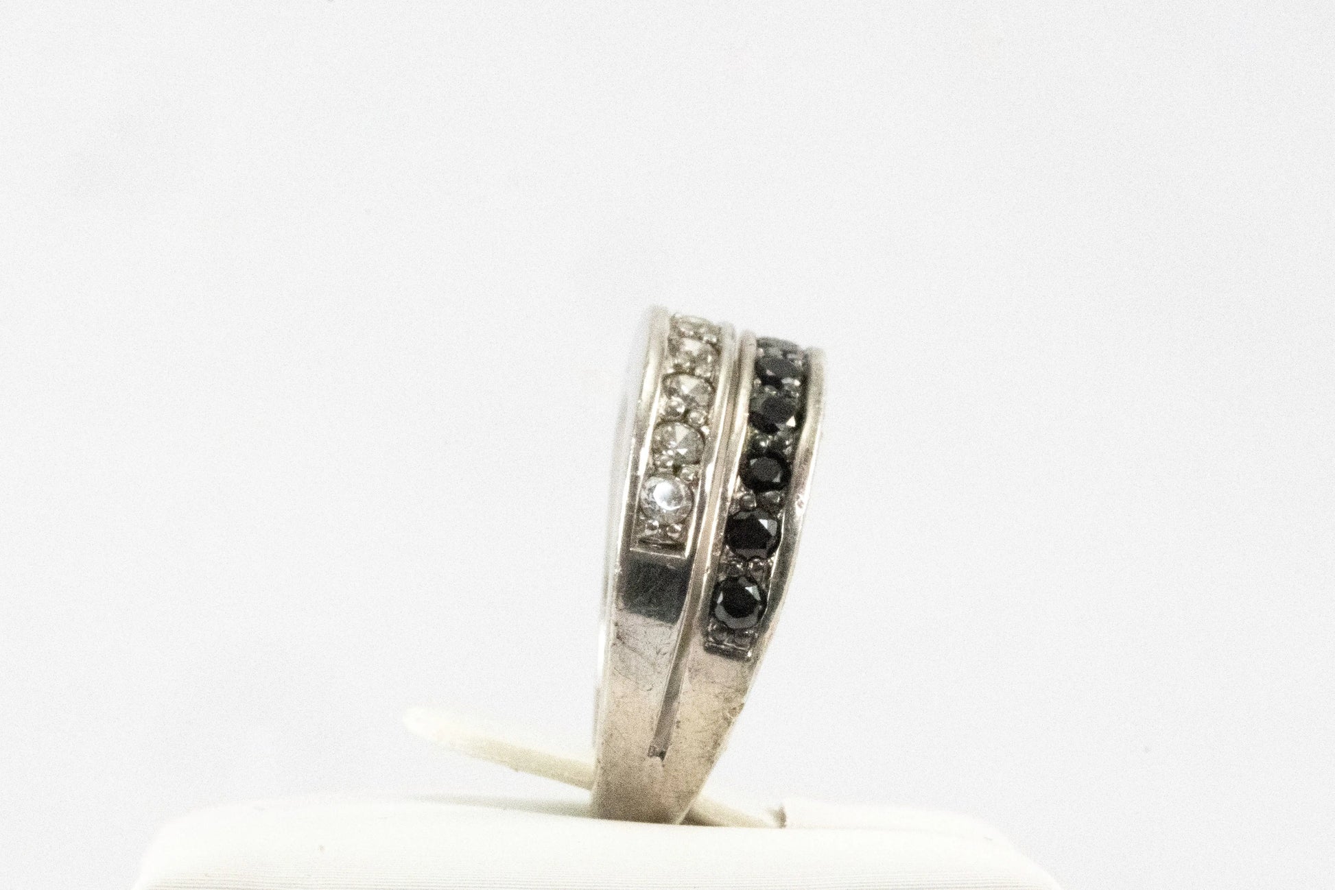 Bague en Argent avec petites pierres de Zirconium et petites pierres noires Ma boutique