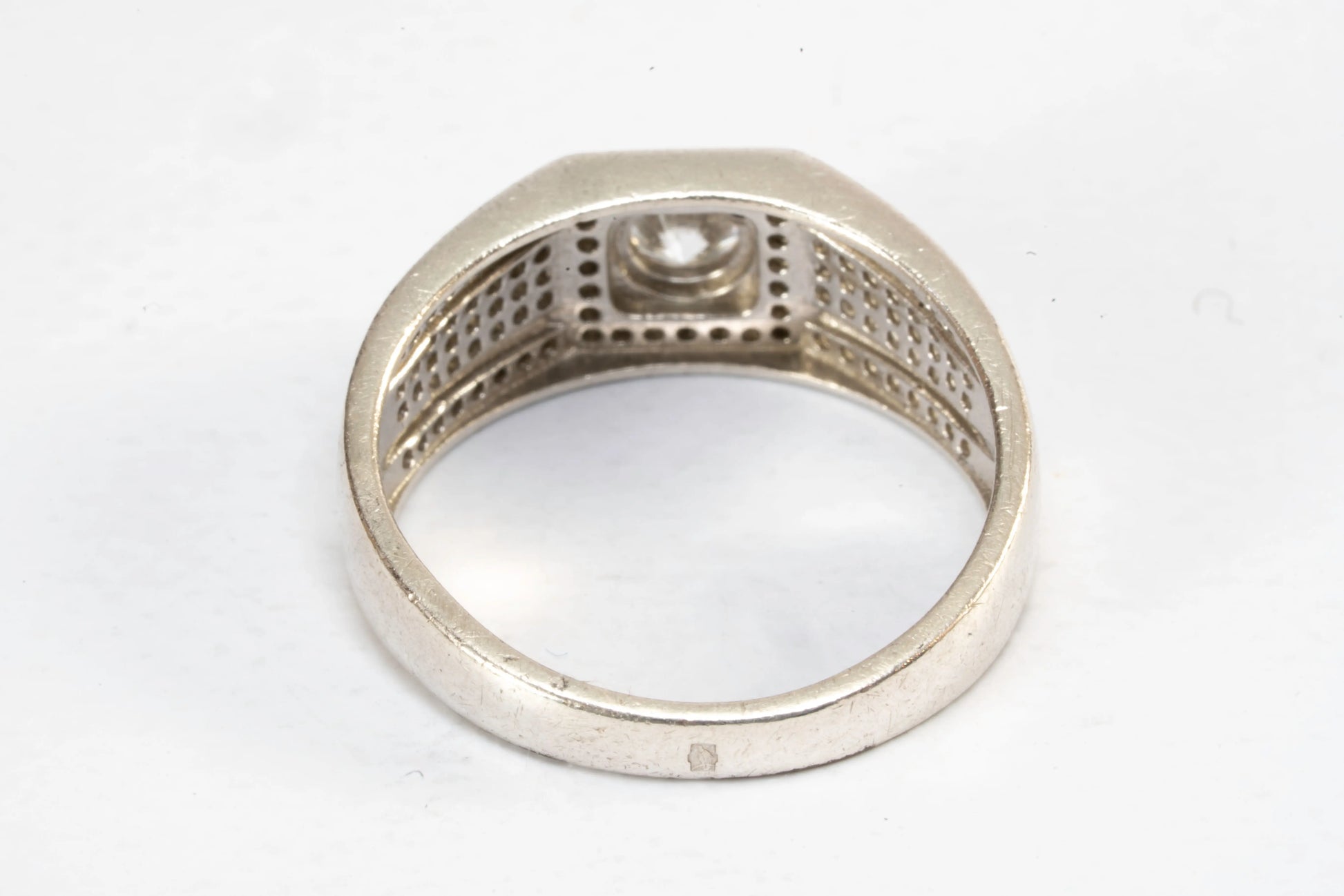 Bague en Argent avec pierre de Zirconium rectangulaire entouré de petites pierres et le long de l'anneau Ma boutique