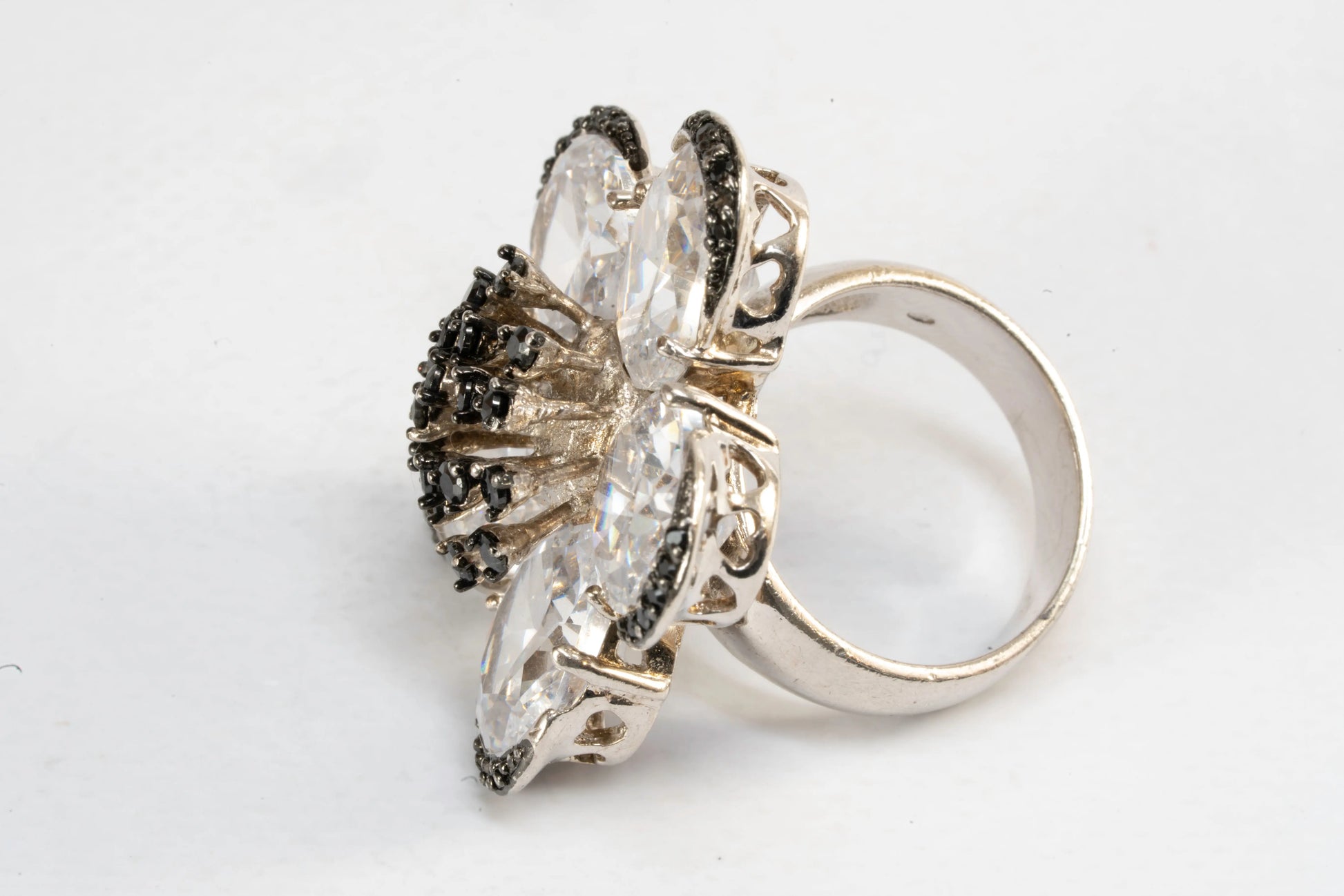Bague en Argent motif fleur avec pierres de Zirconium Ma boutique