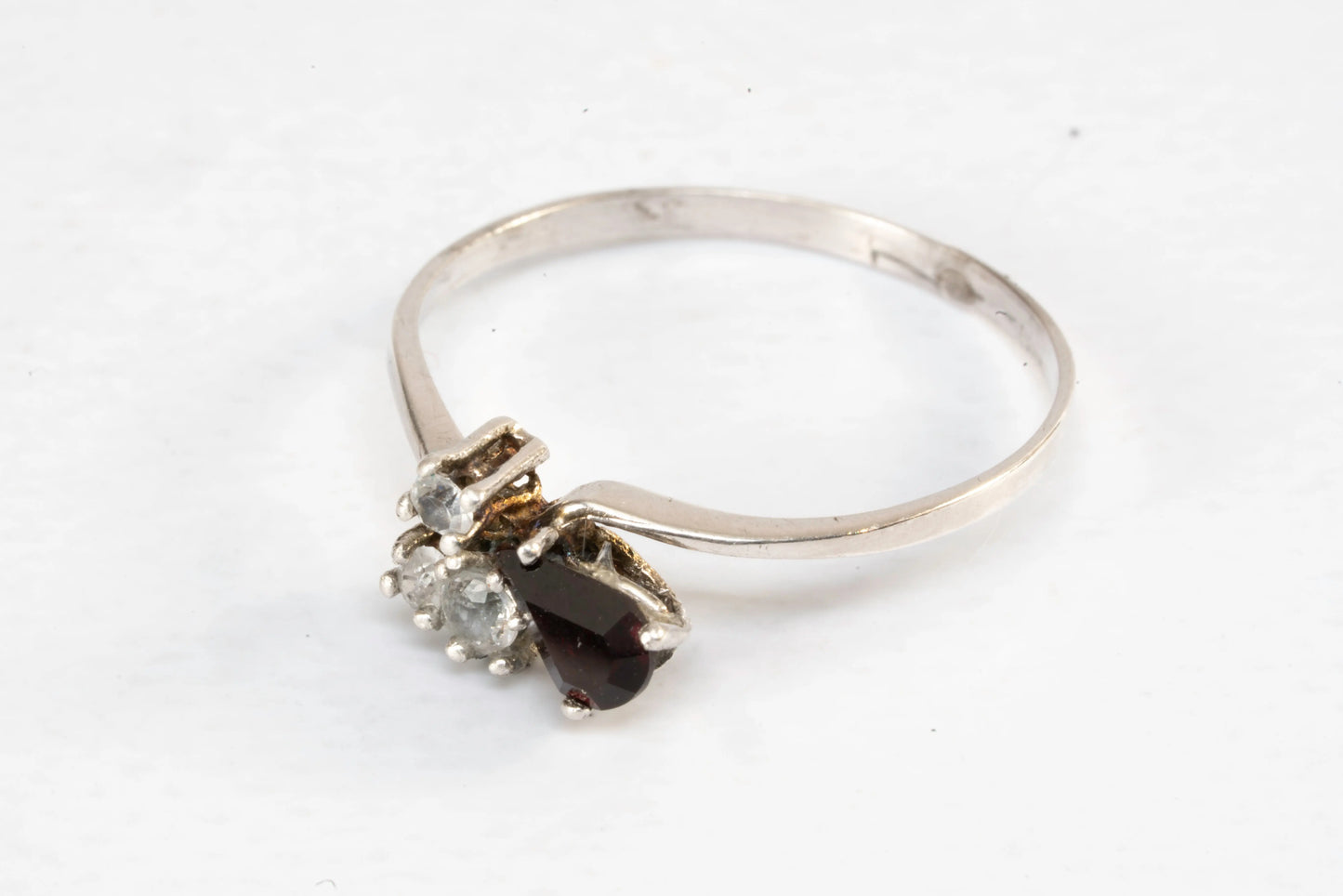 Bague en Argent sertie d'un Saphir et pierres de Zirconium Ma boutique