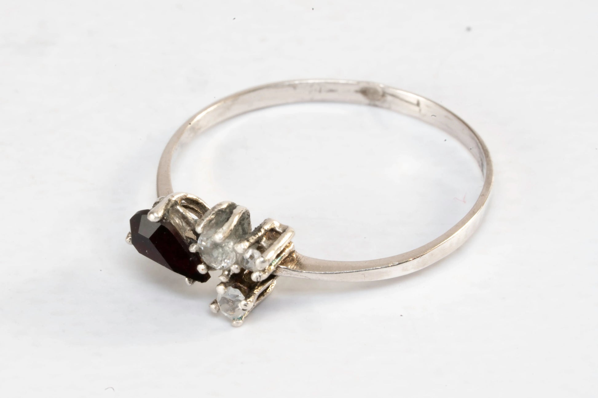 Bague en Argent sertie d'un Saphir et pierres de Zirconium Ma boutique