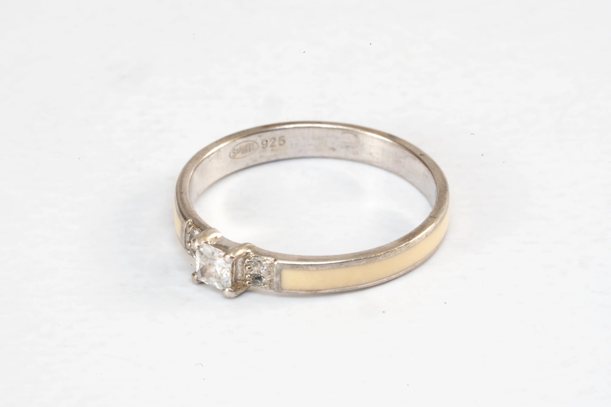 Bague en Argent et émail beige entourant l'anneau surmontée d'une pierre de Zirconium Ma boutique