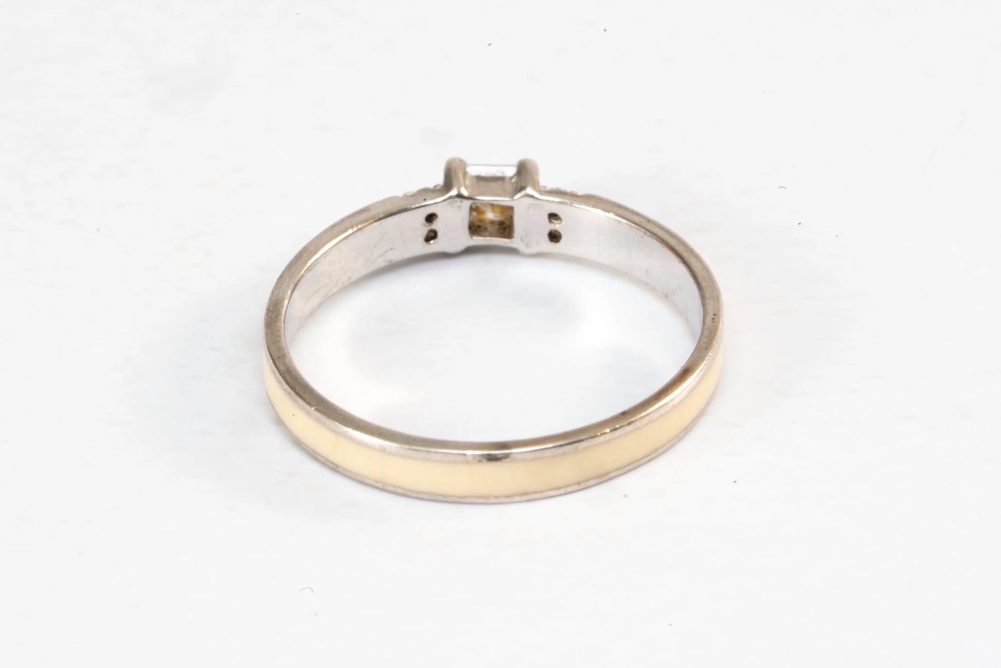 Bague en Argent et émail beige entourant l'anneau surmontée d'une pierre de Zirconium Ma boutique