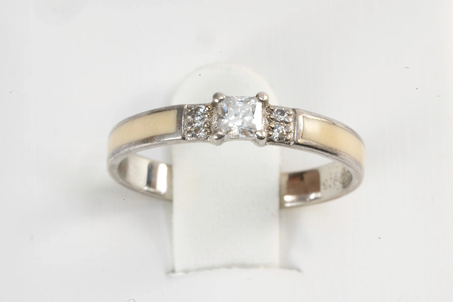 Bague en Argent et émail beige entourant l'anneau surmontée d'une pierre de Zirconium Ma boutique