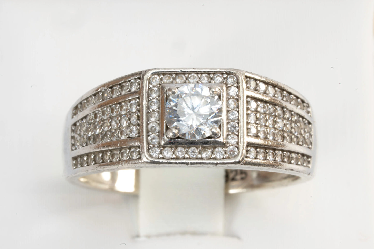 Bague en Argent avec pierre de Zirconium rectangulaire entouré de petites pierres et le long de l'anneau Ma boutique