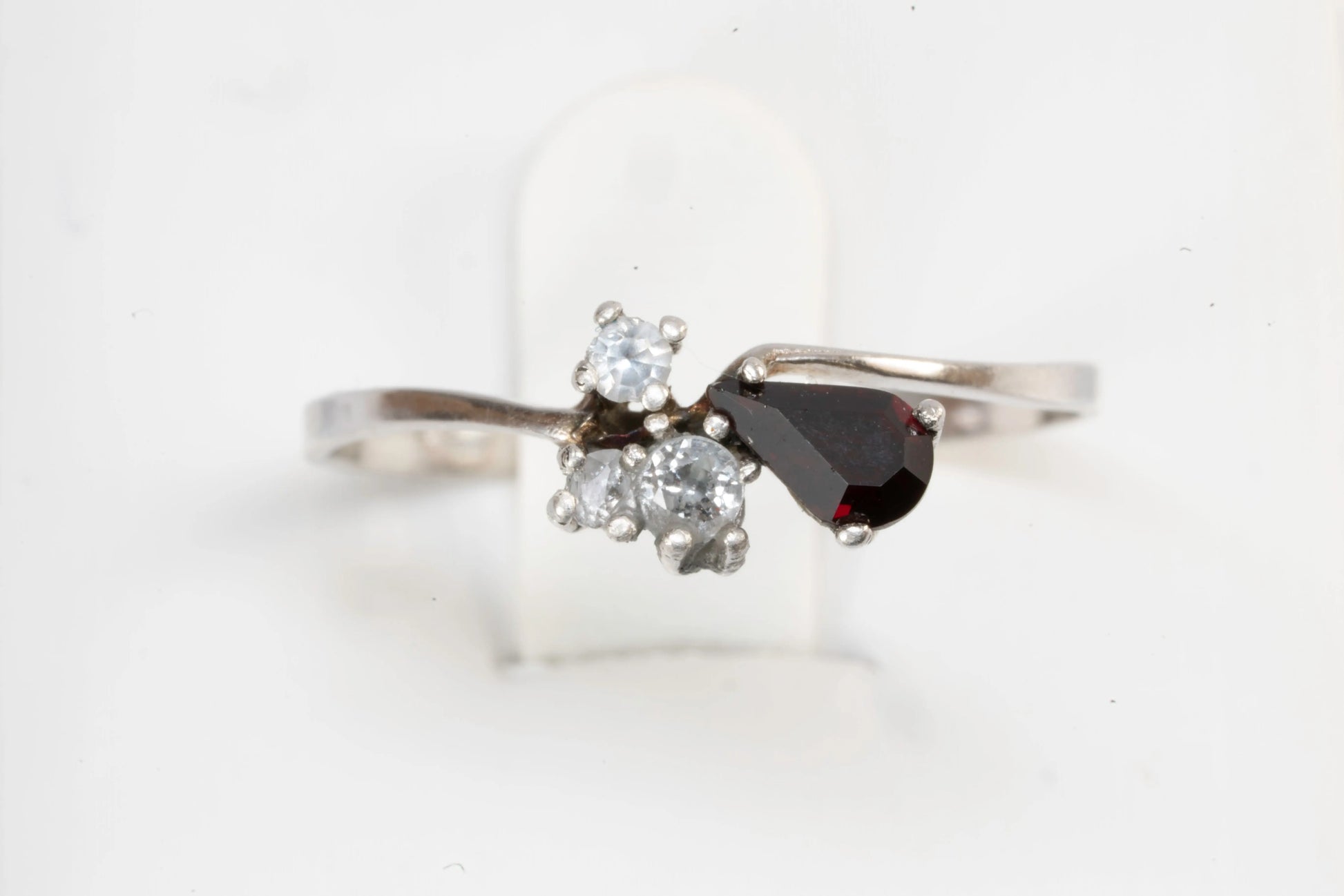 Bague en Argent sertie d'un Saphir et pierres de Zirconium Ma boutique