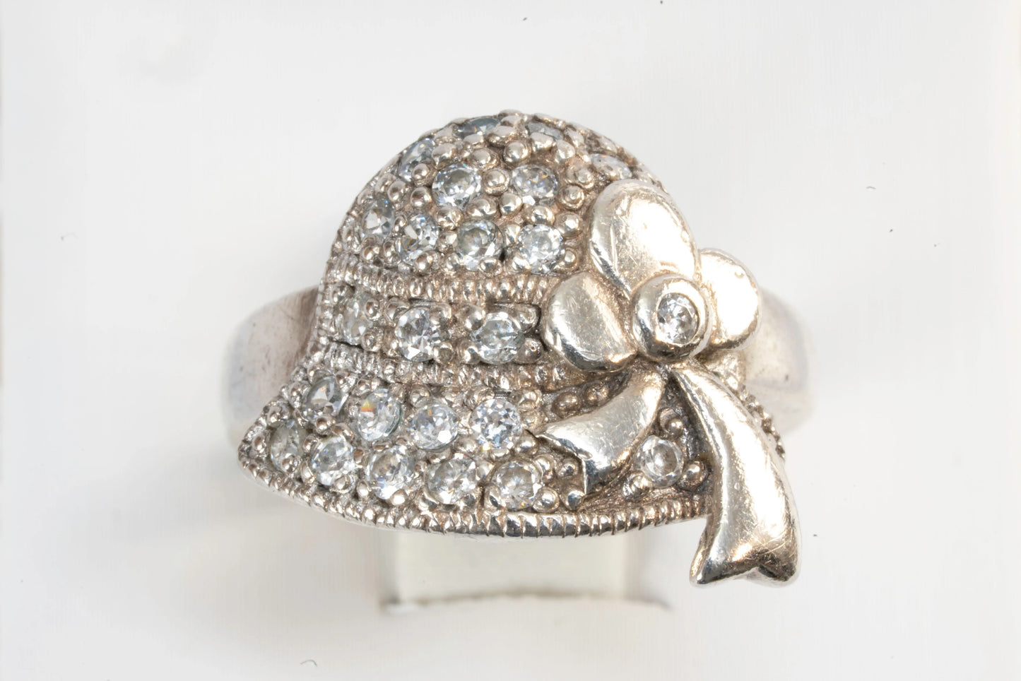 Bague en Argent motif chapeau incrusté de petites pierres de Zirconium Ma boutique