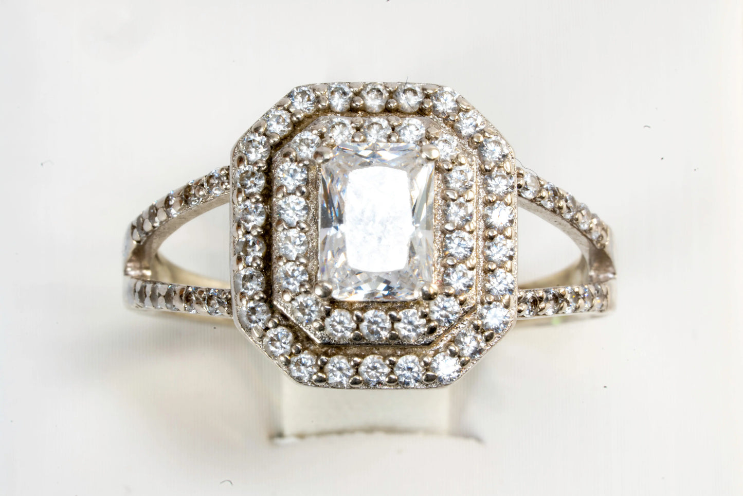 Bague en Argent avec pierre de Zirconium rectangulaire et petites pierres autour et le long de l'anneau Ma boutique