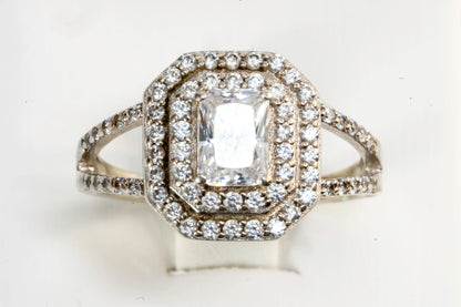 Bague en Argent avec pierre de Zirconium rectangulaire et petites pierres autour et le long de l'anneau Ma boutique