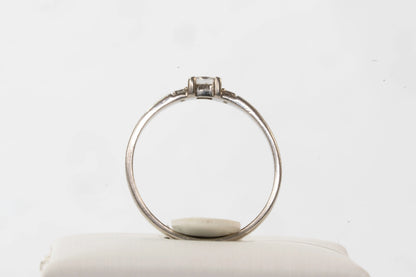 Bague en Argent et émail beige entourant l'anneau surmontée d'une pierre de Zirconium Ma boutique