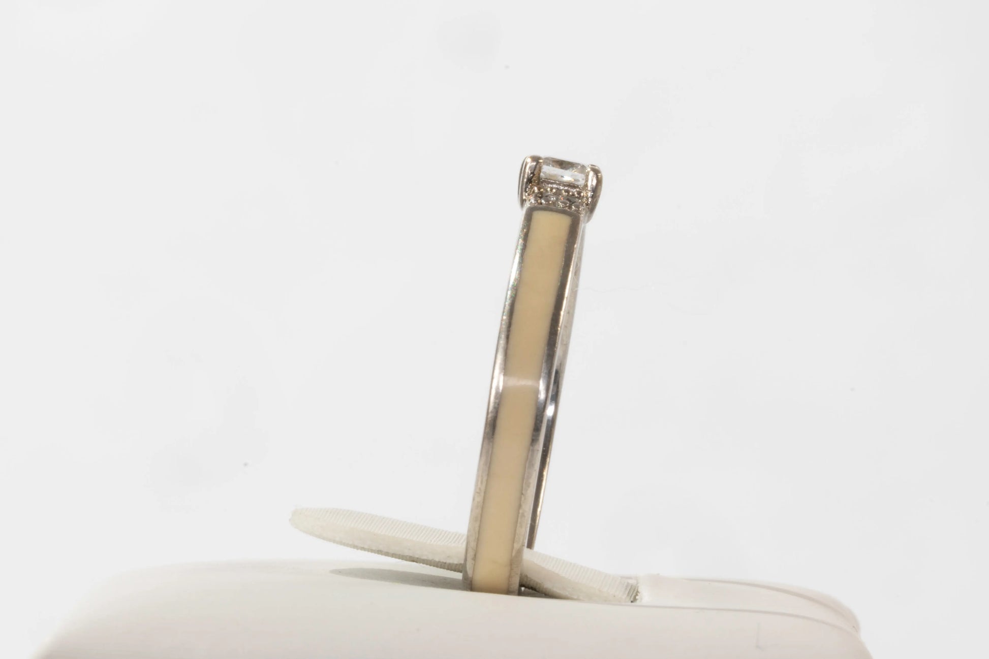 Bague en Argent et émail beige entourant l'anneau surmontée d'une pierre de Zirconium Ma boutique