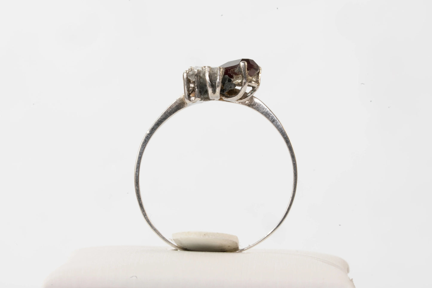 Bague en Argent sertie d'un Saphir et pierres de Zirconium Ma boutique