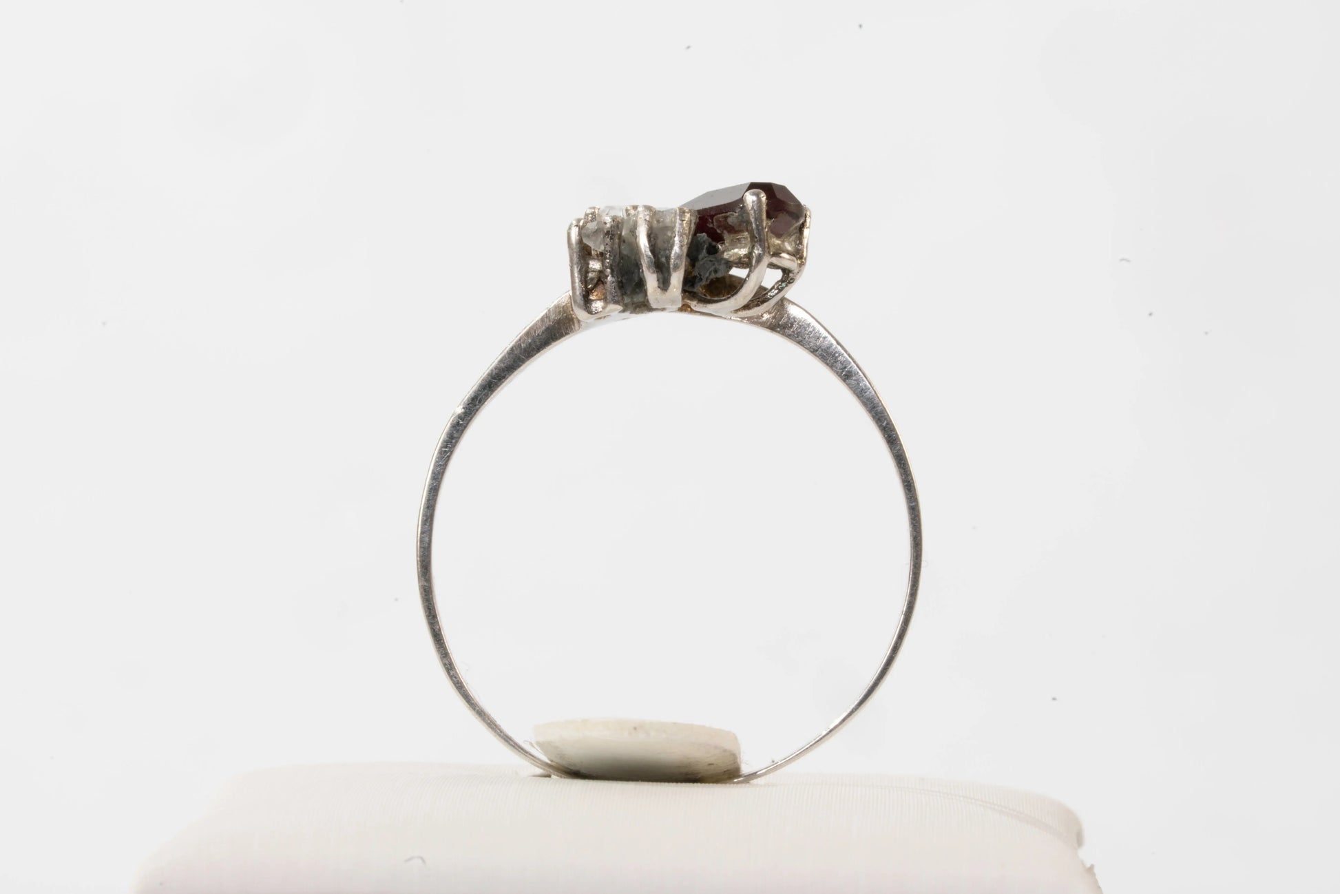 Bague en Argent sertie d'un Saphir et pierres de Zirconium Ma boutique