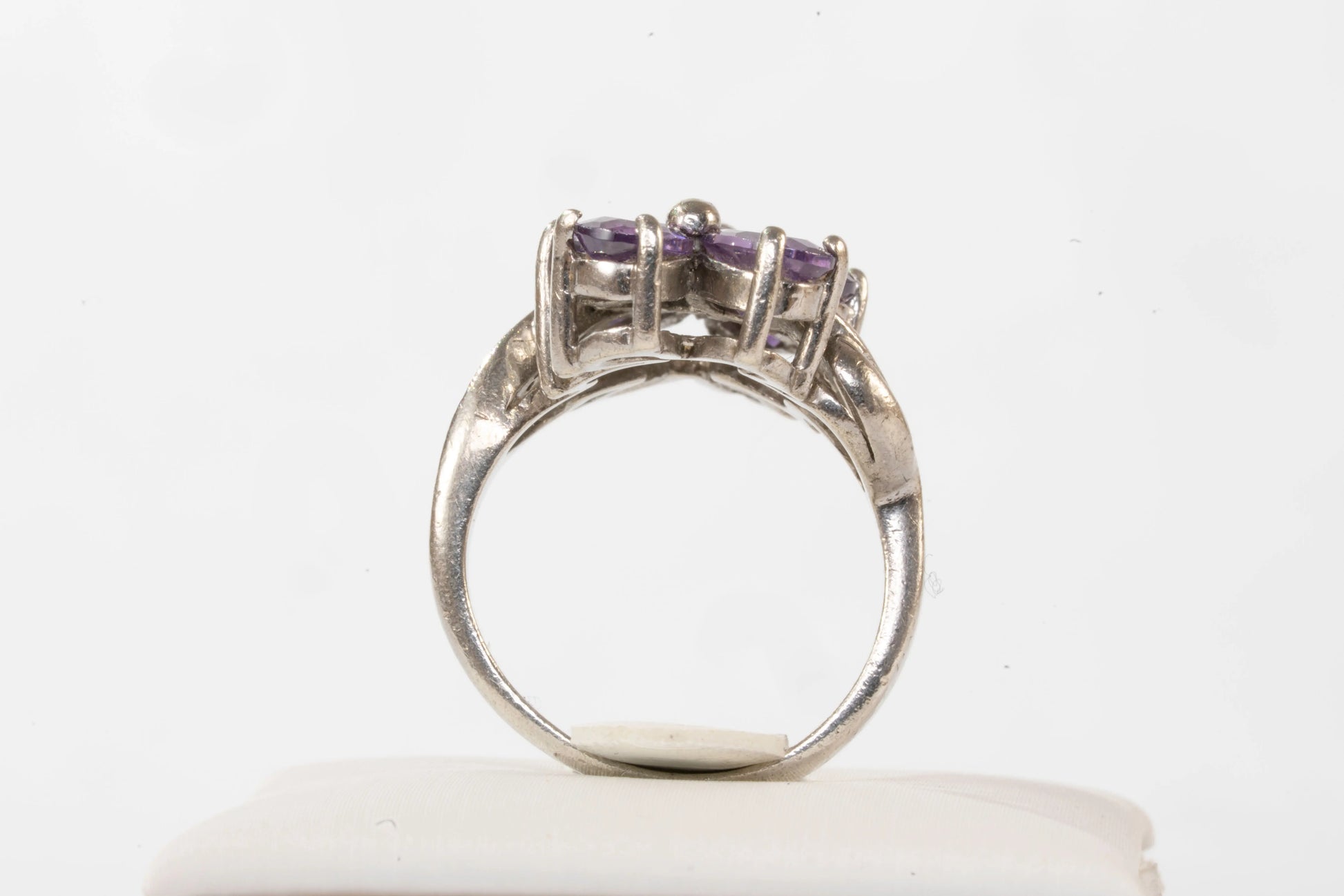 Bague en Argent avec fleurs violettes et pierre de Zirconium le long de l'anneau Ma boutique