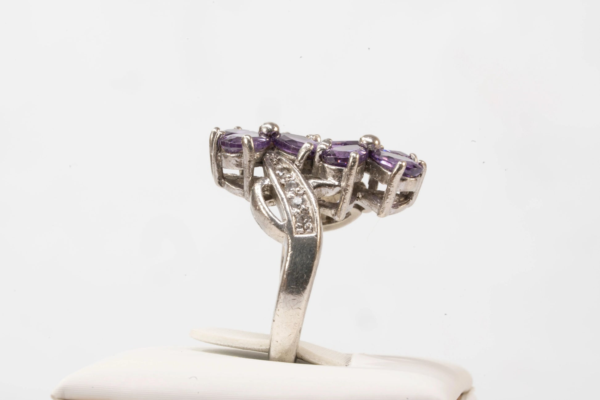 Bague en Argent avec fleurs violettes et pierre de Zirconium le long de l'anneau Ma boutique