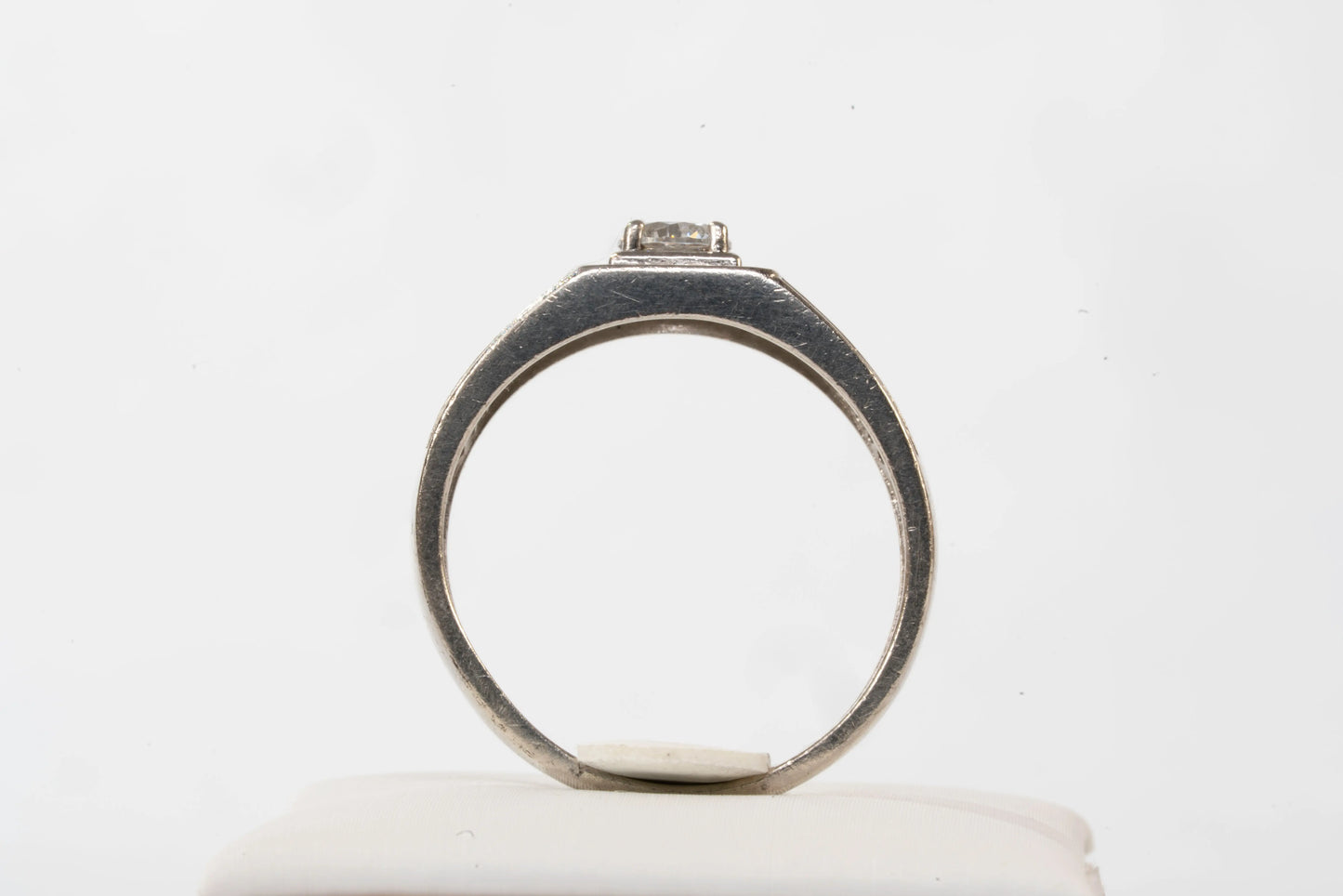 Bague en Argent avec pierre de Zirconium rectangulaire entouré de petites pierres et le long de l'anneau Ma boutique