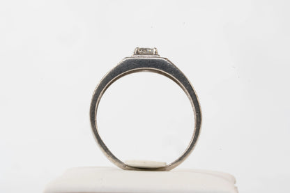 Bague en Argent avec pierre de Zirconium rectangulaire entouré de petites pierres et le long de l'anneau Ma boutique