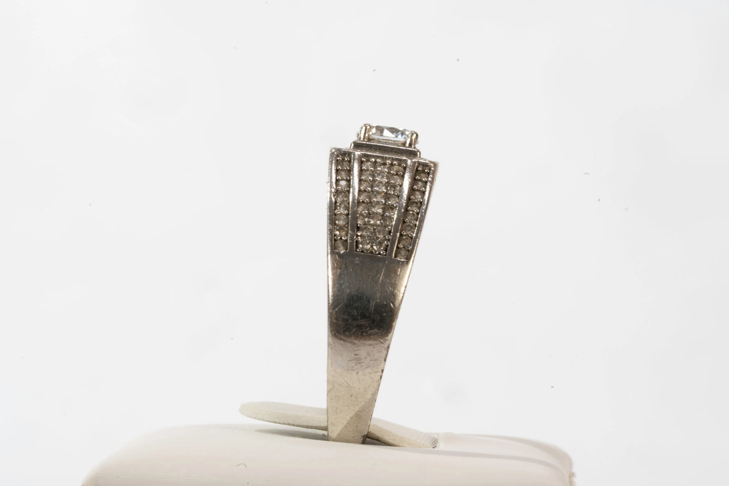 Bague en Argent avec pierre de Zirconium rectangulaire entouré de petites pierres et le long de l'anneau Ma boutique