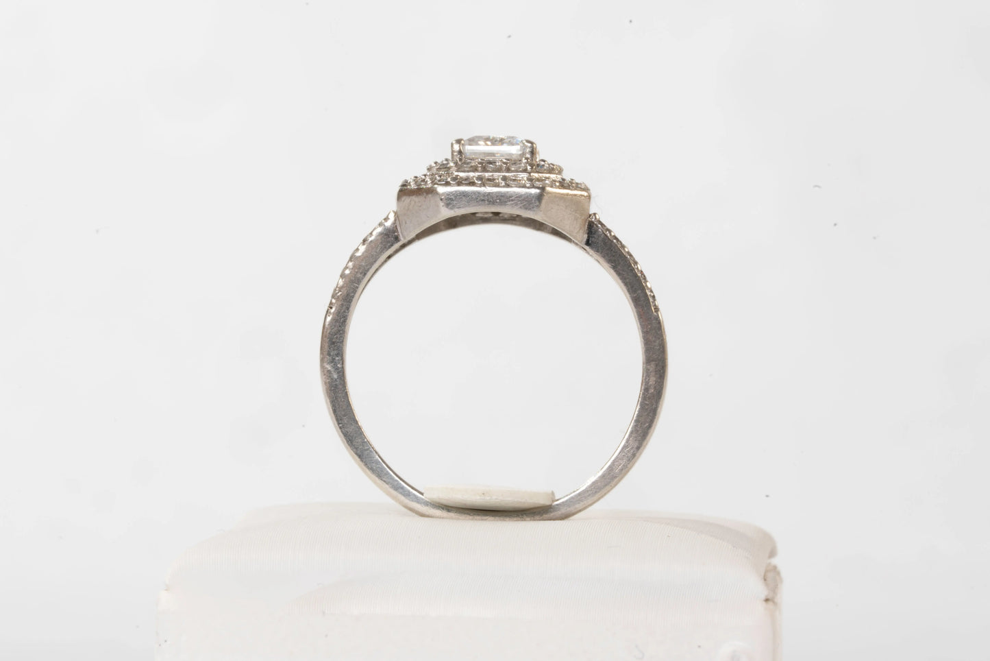 Bague en Argent avec pierre de Zirconium rectangulaire et petites pierres autour et le long de l'anneau Ma boutique