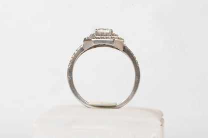 Bague en Argent avec pierre de Zirconium rectangulaire et petites pierres autour et le long de l'anneau Ma boutique