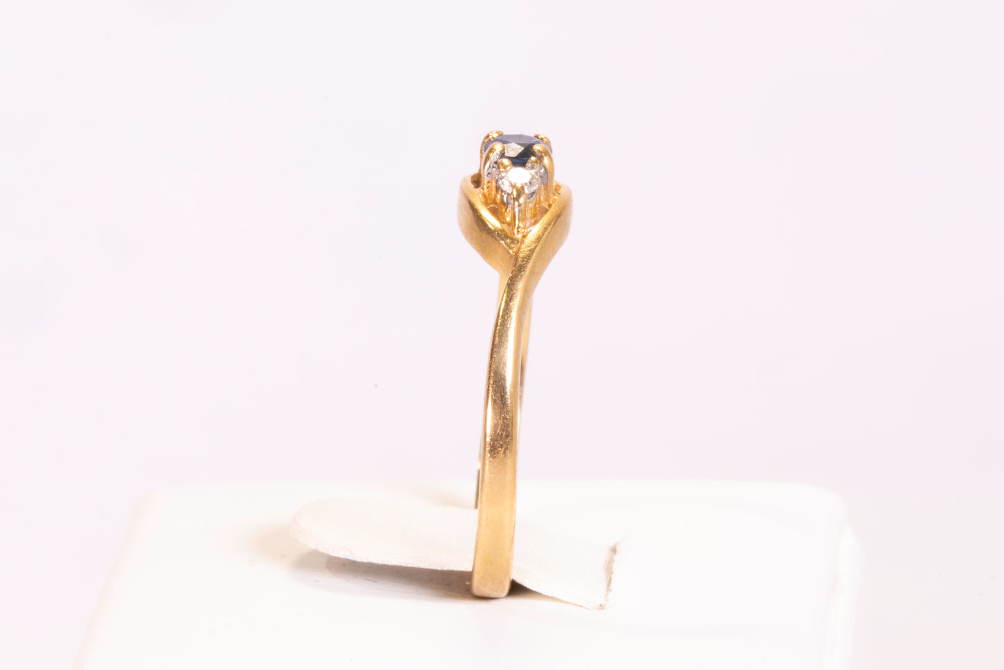 Bague Saphir Ovale et Diamants en Or Jaune 18K