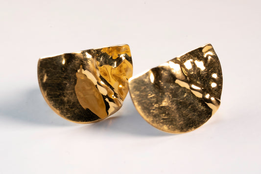 Puces d'Oreilles Sculpturales Demi-Lune en Or Texturé