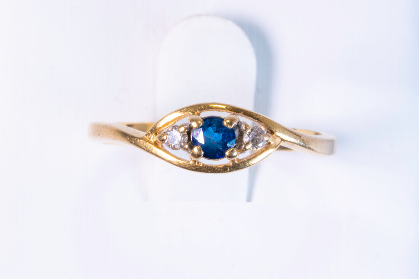 Bague Saphir Ovale et Diamants en Or Jaune 18K