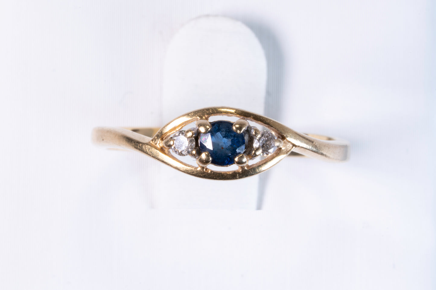 Bague Saphir Ovale et Diamants en Or Jaune 18K