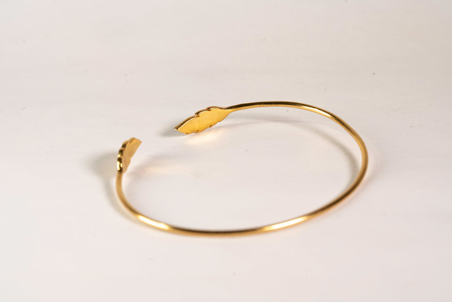 Bracelet Jonc Ouvert à Motifs Plumes Ciselées en Plaqué Or