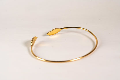Bracelet Jonc Ouvert à Motifs Plumes Ciselées en Plaqué Or