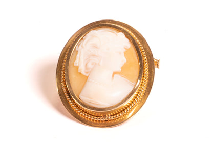 Broche Camée Corail Sculpté sur Monture Or Jaune 18k