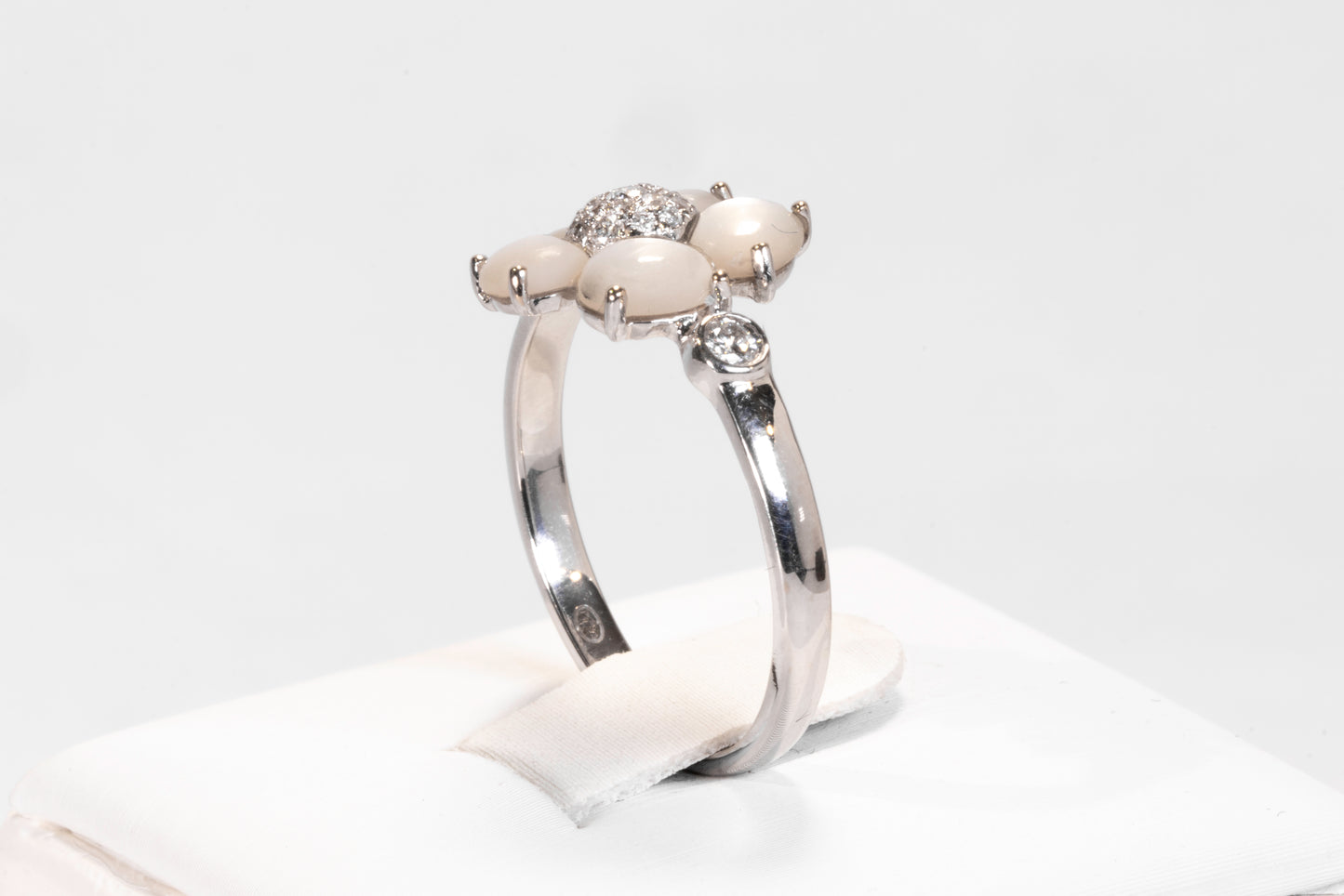 Bague Mauboussin Éternité Tendresse – Or Blanc, Nacre et Diamants