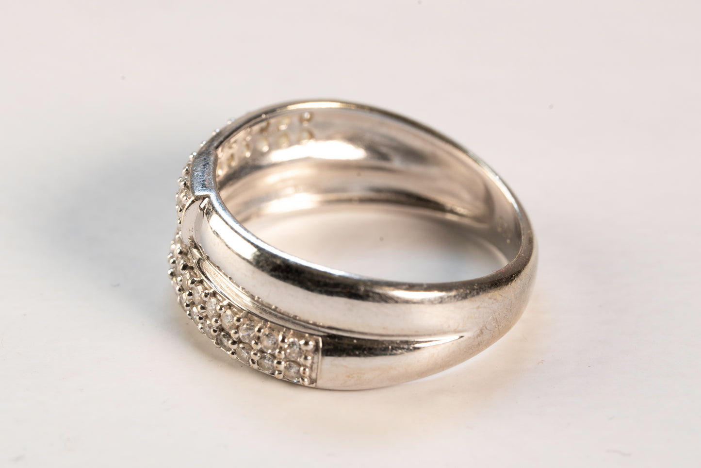 Bague Croisée Or Blanc Pavage Oxydes de Zirconium