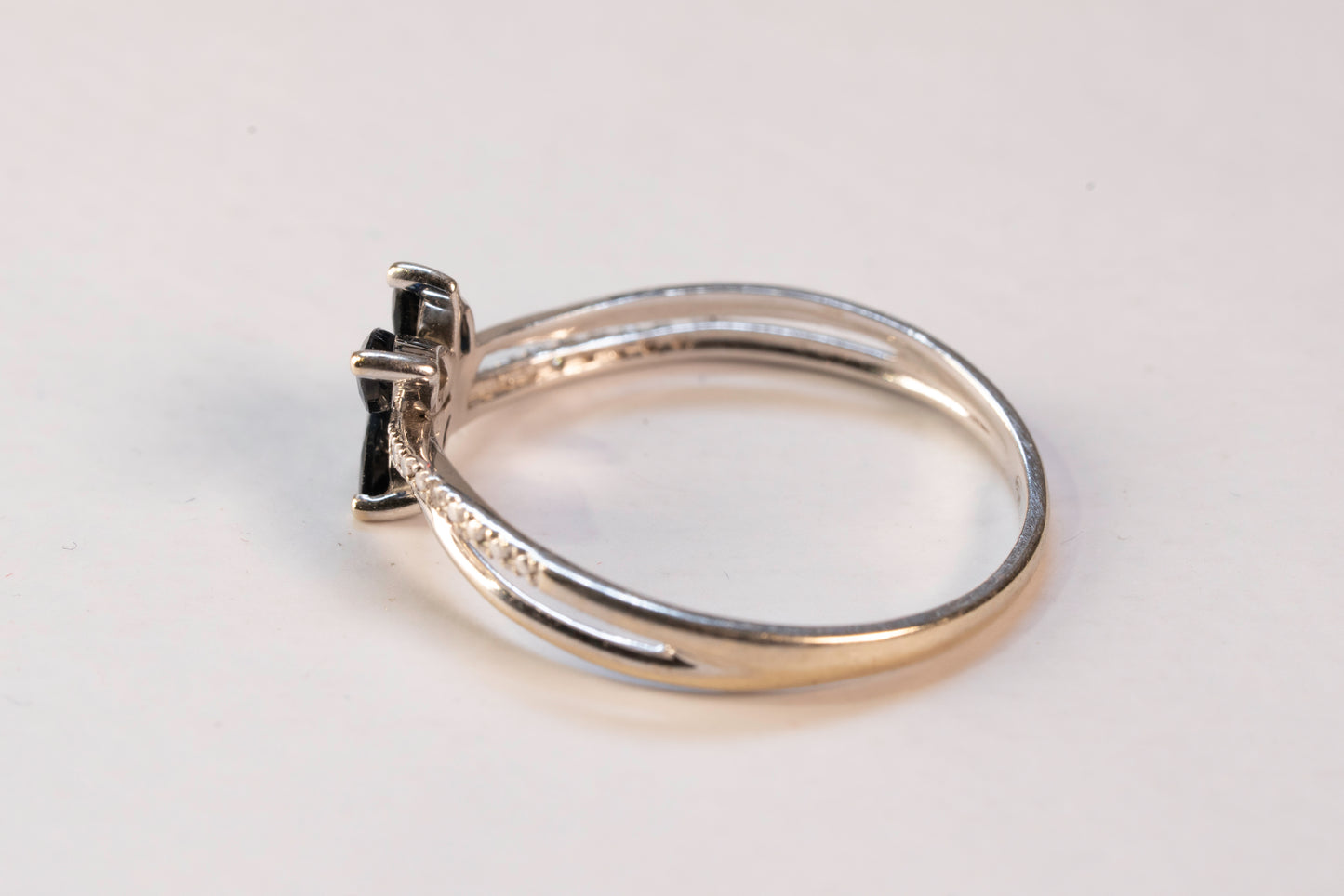 Bague Or Blanc 9K Saphirs Marquise et Oxydes de Zirconium