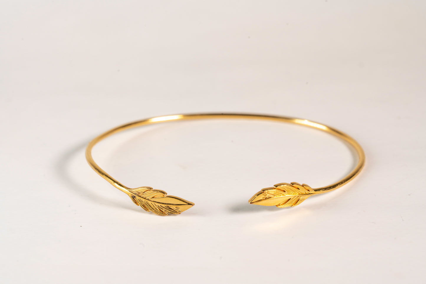 Bracelet Jonc Ouvert à Motifs Plumes Ciselées en Plaqué Or