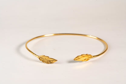Bracelet Jonc Ouvert à Motifs Plumes Ciselées en Plaqué Or