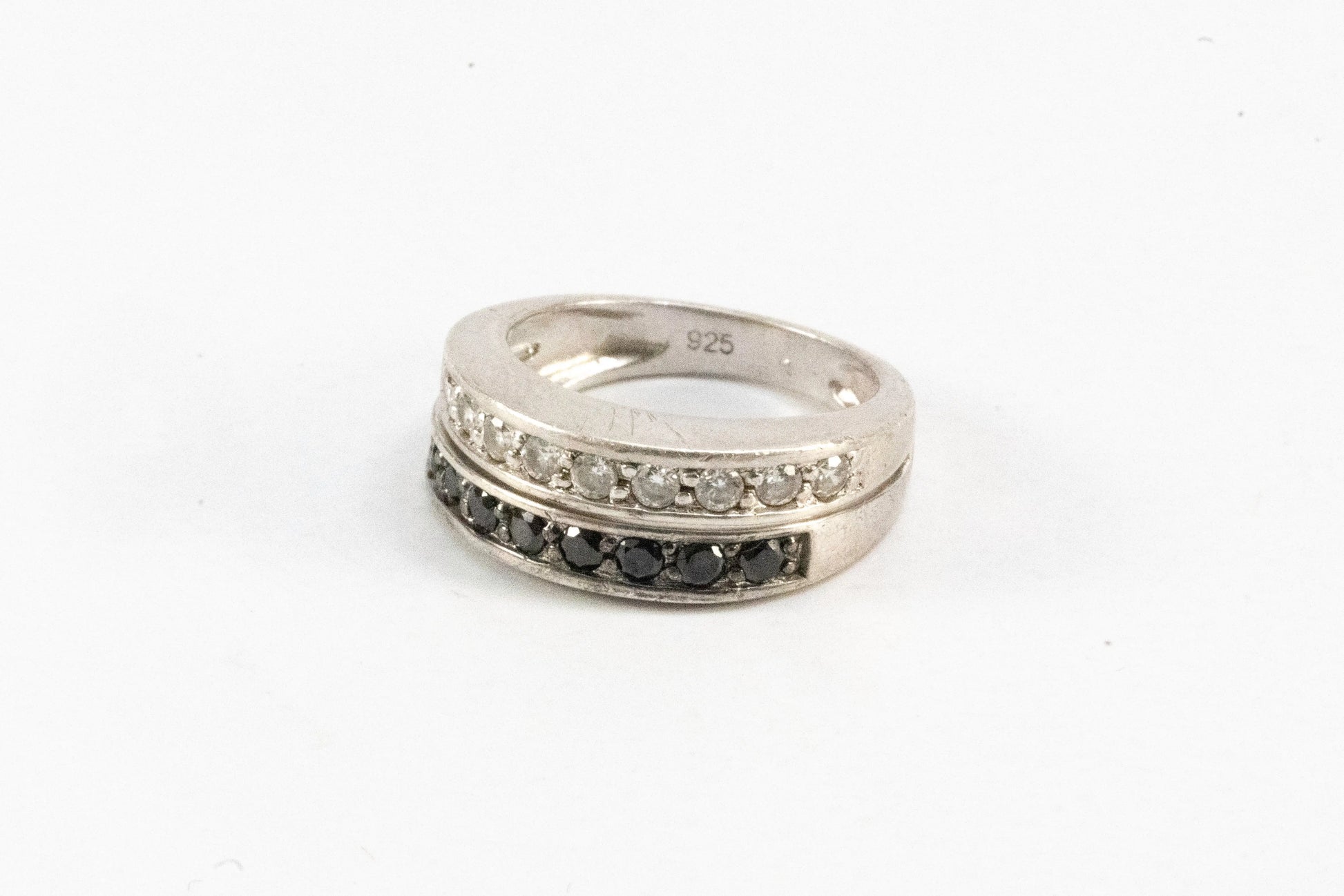 Bague en Argent avec petites pierres de Zirconium et petites pierres noires Ma boutique