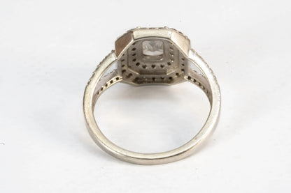Bague en Argent avec pierre de Zirconium rectangulaire et petites pierres autour et le long de l'anneau Ma boutique