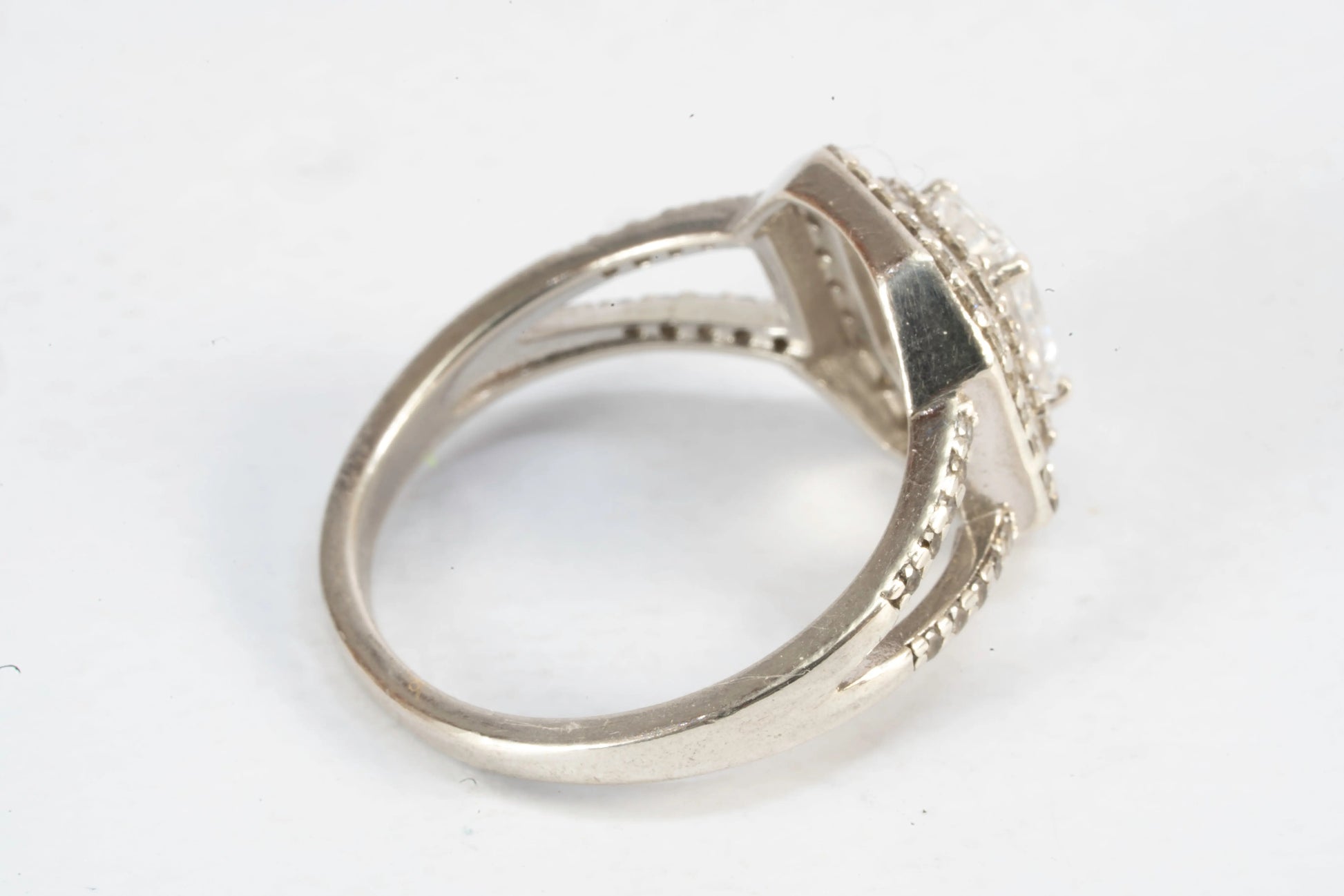 Bague en Argent avec pierre de Zirconium rectangulaire et petites pierres autour et le long de l'anneau Ma boutique