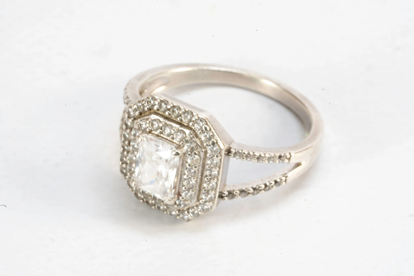 Bague en Argent avec pierre de Zirconium rectangulaire et petites pierres autour et le long de l'anneau Ma boutique