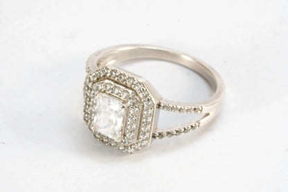 Bague en Argent avec pierre de Zirconium rectangulaire et petites pierres autour et le long de l'anneau Ma boutique