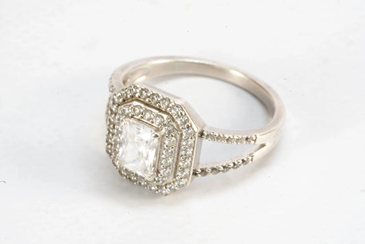 Bague en Argent avec pierre de Zirconium rectangulaire et petites pierres autour et le long de l'anneau Ma boutique