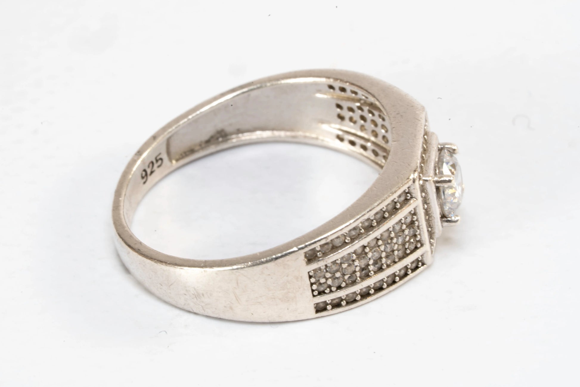 Bague en Argent avec pierre de Zirconium rectangulaire entouré de petites pierres et le long de l'anneau Ma boutique
