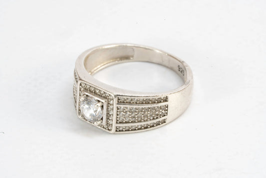 Bague en Argent avec pierre de Zirconium rectangulaire entouré de petites pierres et le long de l'anneau Ma boutique