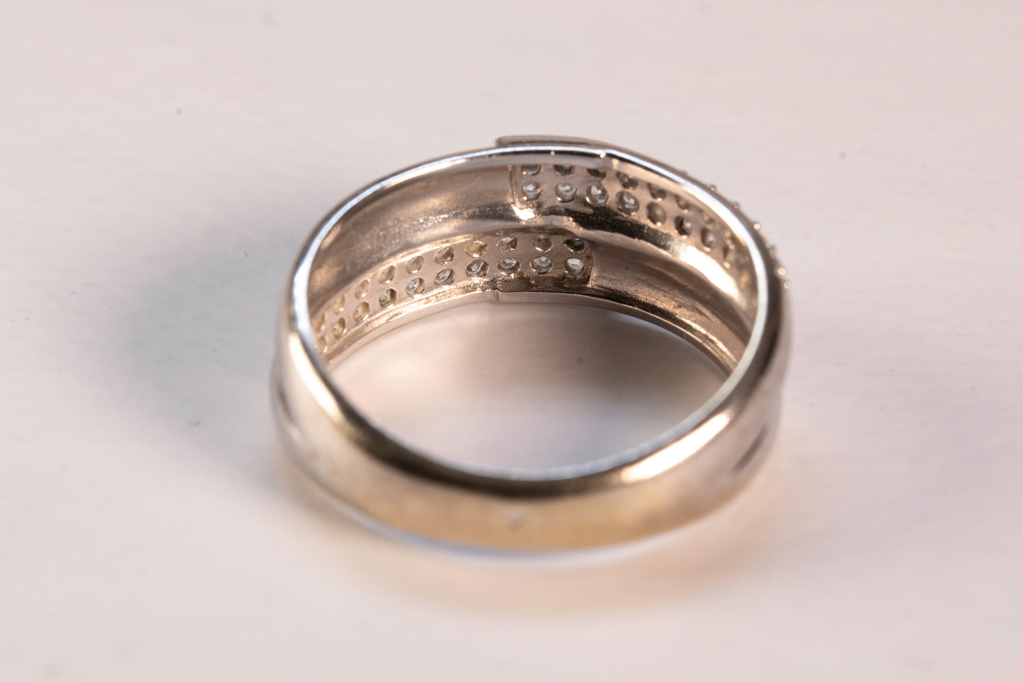Bague Croisée Or Blanc Pavage Oxydes de Zirconium