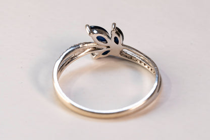 Bague Or Blanc 9K Saphirs Marquise et Oxydes de Zirconium