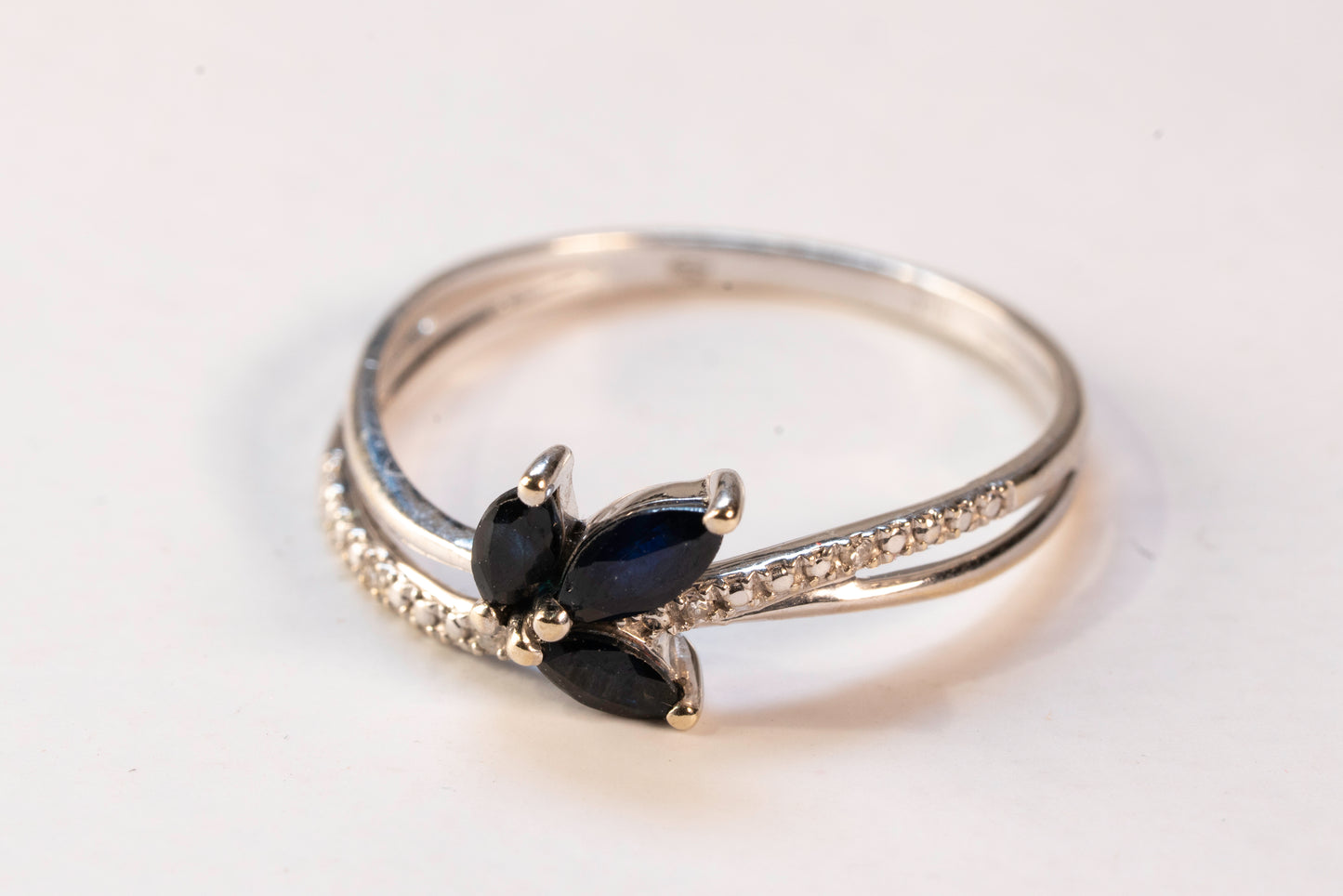 Bague Or Blanc 9K Saphirs Marquise et Oxydes de Zirconium