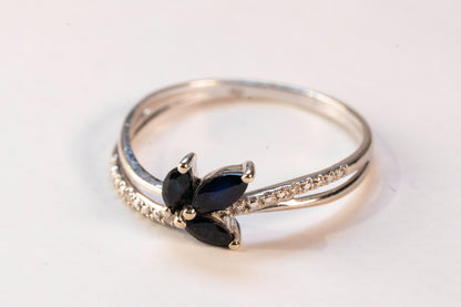 Bague Or Blanc 9K Saphirs Marquise et Oxydes de Zirconium
