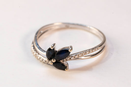Bague Or Blanc 9K Saphirs Marquise et Oxydes de Zirconium