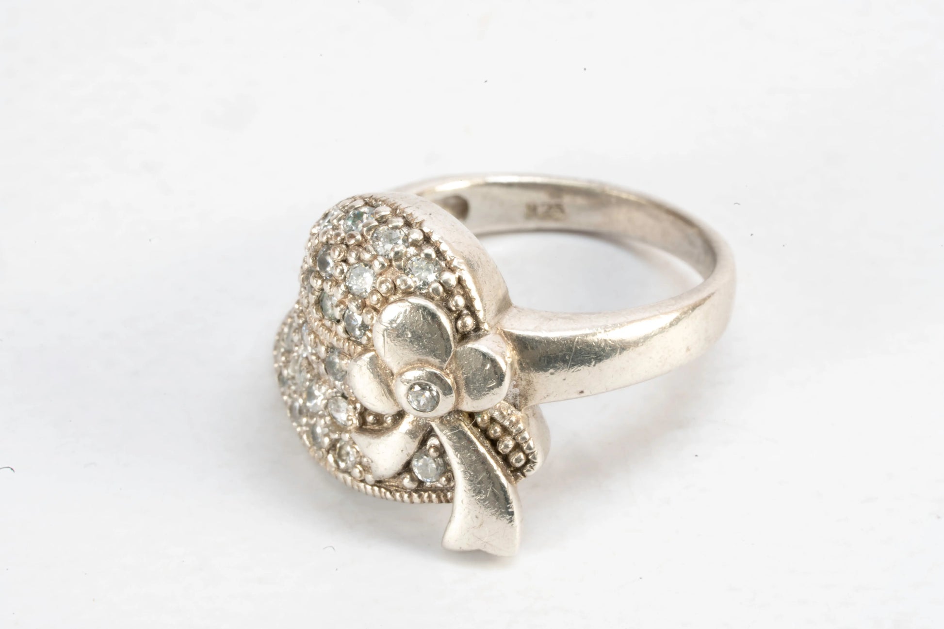 Bague en Argent motif chapeau incrusté de petites pierres de Zirconium Ma boutique
